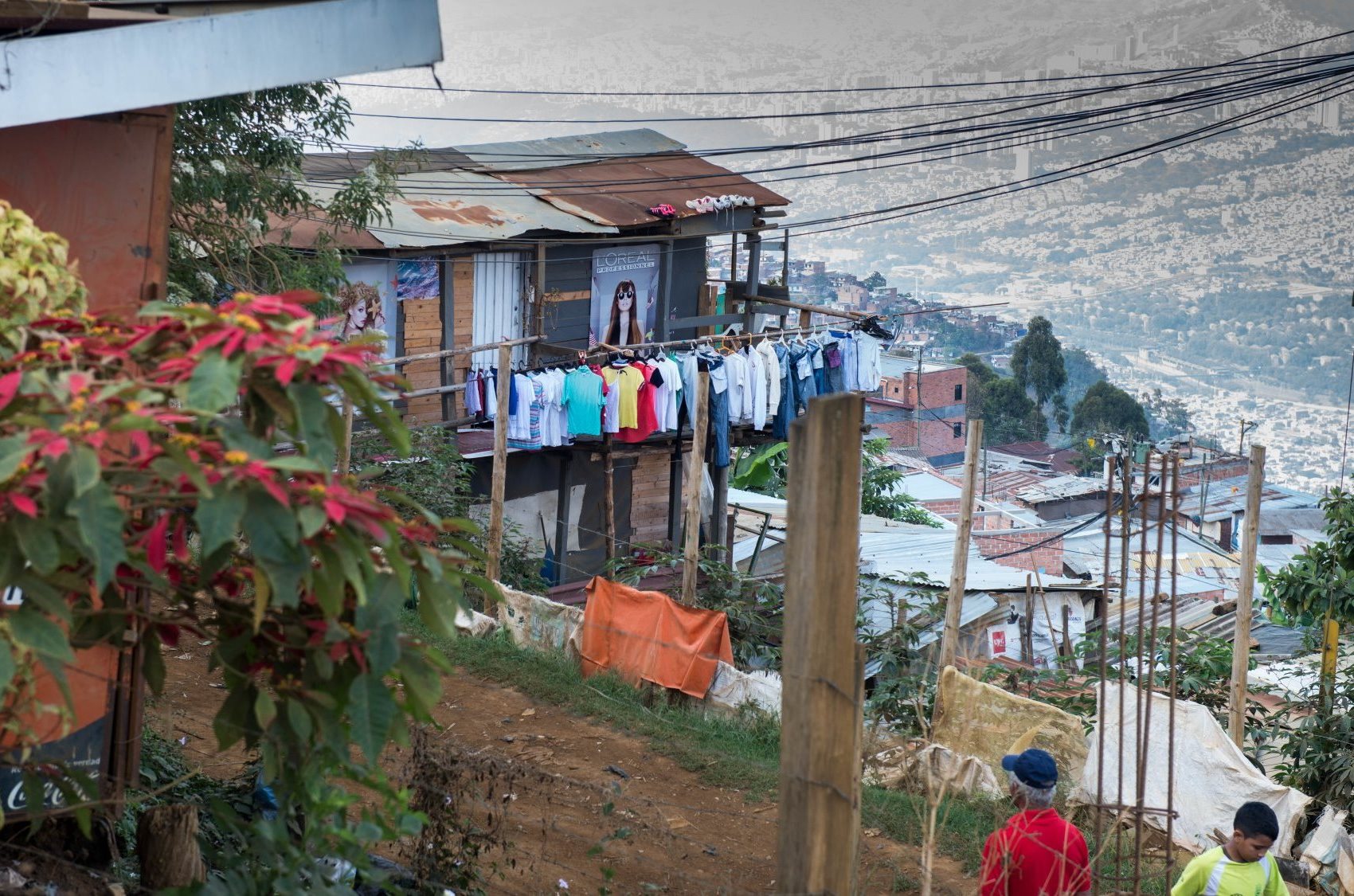 En apariencia, Granizal se parece a muchos pueblos rurales de Colombia: caminos de tierra sin pavimentar que conducen a las montañas, casas construidas en madera y ladrillo a la vista y residentes cálidos y hospitalarios. Lo que Altos de Oriente ha logrado en las últimas dos décadas sin ayuda del Estado es notable. La mayoría escapó de la violencia y llegó sin nada. Construyeron viviendas precarias de cartón que, con arduo trabajo, transformaron en casas de madera y ahora de ladrillo. La comunidad se organizó para lidiar con sus problemas y progresar. Sus líderes imaginaron formas de abastecer agua y electricidad, y constantemente ayudan a los recién llegados a instalarse. No obstante, los problemas de Altos de Oriente son muchos, entre ellos, la mala calidad del agua, la inseguridad pública, el acceso limitado a educación, la falta de oportunidades económicas y el difícil acceso a la salud. Ver cómo Altos de Oriente ha construido tanto con tan poco me resultó inspirador y me enorgullece. Me imagino todo lo que van a lograr una vez que cuenten con el reconocimiento y la ayuda del gobierno que sus residentes tienen derecho a recibir.
<br>
<br>
DR. ANDRES PATIÑO
HARVARD UNIVERSITY