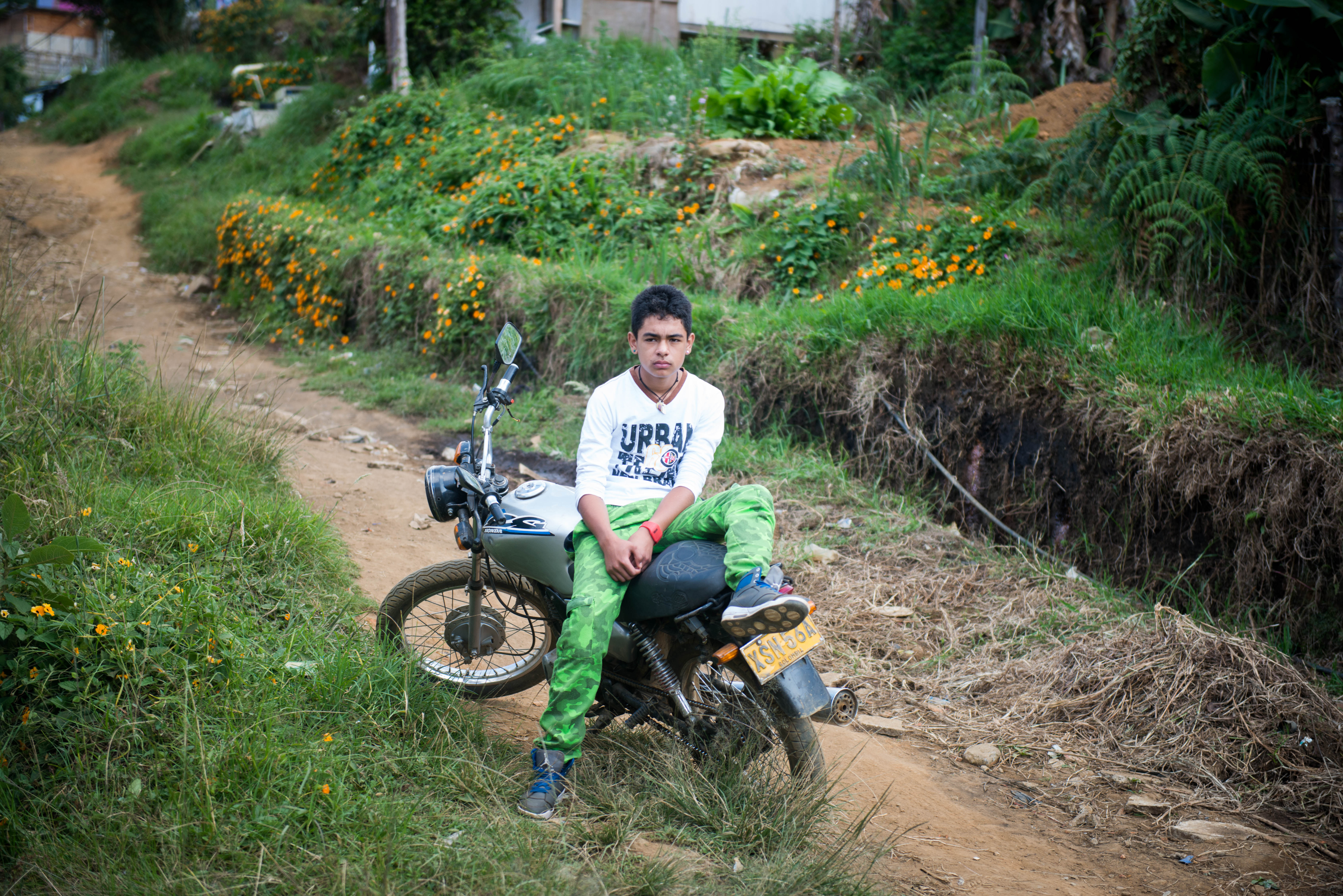 La necesidad más grande: la carretera.</span> El primer carro, que no es fijo, nos llega a las cuatro y media de la mañana. Unas veces sube, otras veces no sube. El otro a las siete de la mañana, y unas veces sube y otras veces no. El otro carro sube a las ocho y otro a las doce pero no siempre. Otro, no sube si está lloviendo, porque si está lloviendo nos quedamos  quince hasta veinte días sin carretera.
<br>
<br>
DON LEO
MIEMBRO DE LA COMUNIDAD
<br>
<br>
La carretera a Granizal no está pavimentada y muchas veces es peligrosa cuando hay mal clima. Los autobuses son el único medio de transporte público para llegar a Medellín, el centro urbano más cercano. Los autobuses no siempre pasan a horario y las tarifas son bastante caras para los miembros de la comunidad. Un boleto de ida y vuelta a Bello, que primero debe parar en Medellín, cuesta alrededor de 10.000 pesos y demora más de dos horas. Dado que ese tiempo puede ser la diferencia entre la vida y la muerte en una emergencia, la Feria de Salud brindó capacitación en primeros auxilios a los líderes comunitarios para ayudar a reducir las urgencias sanitarias.