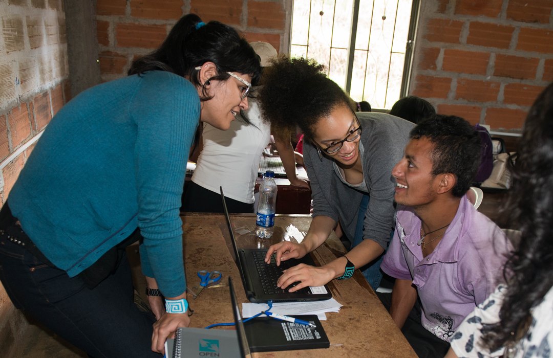 Me pidieron que integrara el personal de las estaciones de computadoras portátiles para ayudar a las personas de Altos de Oriente a manejar una computadora y guiarlos con la información de salud en línea... La conexión a internet era inestable, en el mejor de los casos. Pero incluso si internet funcionaba bien, el primer visitante en mi estación nunca había creado un documento de Word, guardado archivos en una computadora, ni sabía cómo recuperar o borrar archivos. Vivo en un entorno que necesita y brinda acceso a educación, recursos y oportunidades en línea. La gente de Granizal también vive en un entorno que requiere estar informado sobre los cierres de la escuela, advertencias sanitarias y avisos gubernamentales; todo eso está disponible en línea. Sin embargo, el acceso se limita a los momentos intermitentes en que las computadoras del centro comunitario están configuradas y conectadas. La visita a Altos de Oriente nos recuerda que más allá de las herramientas que creemos o los programas que desarrollemos, estos sólo sirven en la medida que lleguen a quienes los necesitan.
<br>
<br>
NICOLE ESPY
UNIVERSIDAD DE HARVARD, EMBAJADORA ESTUDIANTIL