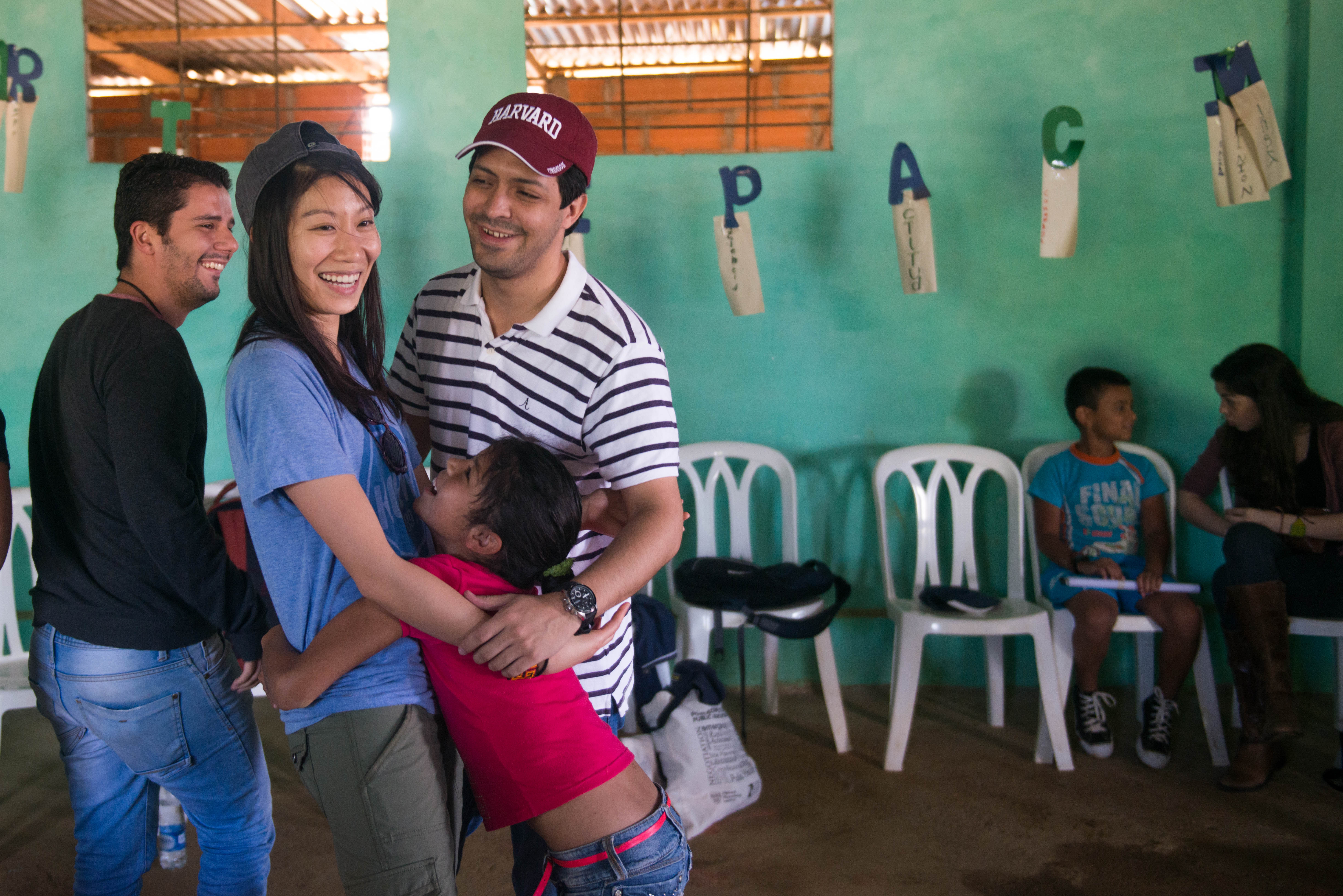 Los intercambios entre las personas que permiten que individuos de diferentes culturas trabajen juntos para resolver los desafíos comunes, como el intercambio diplomático de salud que condujimos entre la Universidad de Harvard y la Universidad de Antioquia, brindan una gran oportunidad para generar confianza y construir vínculos amistosos duraderos más allá de las fronteras. A través de éste y otro trabajo similar, esperamos catalizar una mayor cooperación internacional, haciendo frente a la división con una visión de progreso, desarrollo y prosperidad común para todas las personas. Más allá de la salud, los Estados Unidos y Colombia pueden aprender mucho uno del otro, especialmente sobre temas tales como resolución de conflictos y participación cívica.
<br>
<br>
JAY SNYDER, PRESIDENTE, OPEN HANDS INITIATIVE